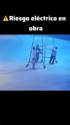 Estos clips muestran un riesgo real durante el traslado de andamios cerca de líneas eléctricas. El objetivo es generar conciencia sobre seguridad en obra. 👉 ¿Qué medida preventiva aplicarías tú en este caso? . . . . . #SeguridadEnObra #RiesgoEléctrico #Prevención #ConstrucciónResponsable | Control de Obras y Presupuestos en Construcción con Xiomara Villa