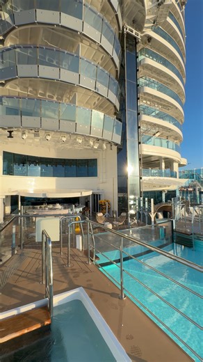Infinity Pool onboard Sun Princess 💙 #princesscruises #cruiseship #pool #cruisetravel Princess Cruises | Cruises Passion