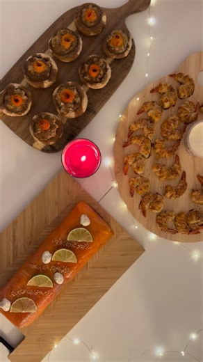 Annaëlle Beulaguet on Instagram: "TU SAIS RECEVOIR TES POTES À LA MAISON POUR NOËL✨ au menu : BÛCHE SALÉE SAUMON & AVOCAT - 400g de saumon frais - 6 tranches de pain de mie complet - 1 avocat - 8 tranches de saumon fumé - 1 càs de sauce fines herbes @la_fraich_touch - 1 càs de skyr - 1/2 citron vert (zeste + jus) - poivre 1. Dans un bol, ajoute le saumon frais coupé en petits dés, le sky, la sauce fines herbes, le jus et le zeste de citron vert, le poivre et mélange bien. 2. Dans un moule à cake