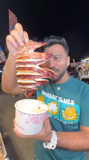 GIANT SQUID EATING in TAIWAN 🦑🇹🇼 #shorts #taiwan #streetfood