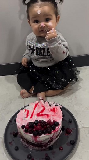 22K views · 1.3K reactions | Learn how to eat cake.襤勇 | 횂횆홴홴횃 홱홰홱횈 | Facebook