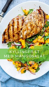 Grillet kyllingfilet med forfriskende mangosalat er den perfekte grillmaten for deg som ønsker å spise litt sunnere i sommer! 😍 Både smakfull og næringsrikt! Start med å grille kyllingen over direkte varme til den får en god grillskorpe på begge side (ca 2 minutter på hver side), før du legger den over på indirekte varme i 5-7 min. Slik får du et saftig resultat - hver gang! Deilig frisk mangosalat med litt sting, superenkelt å lage og passer til grillmaten hele sommeren 🥗Bland sammen mangobit