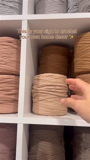 ✨Crochet Pattetn Release✨ This hot pad holder is designed using T-shirt yarn, this project works up quickly and creates a cute piece you can use in your kitchen or gift to someone who loves handmade items.💕 This is perfect for: ✨Beginners wanting a quick and satisfying project ✨Makers looking for useful home decor items to sell at markets ✨A thoughtful handmade gift idea ✨Anyone who loves working with chunky or T-shirt yarn Materials: T-shirt yarn (or similar thick yarn) J-10 (6 mm) crochet hoo