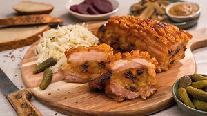 Plněný pečený bůček se zelným salátem | Kuchyně Lidlu