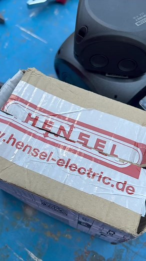 Breakout the Blade Runner to deal with this armoured cable. #electrician #Electricalwiring #cables #toolsofthetrade | EFIXX