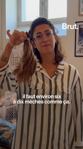 C'est un petit sacrifice pour les donateurs, mais qui fait beaucoup pour améliorer le quotidien des malades. Toute l'année, les bénévoles de l'association Fake Hair Don’t Care collectent des mèches de cheveux pour fabriquer des perruques. Voilà comment ça marche. | Brut