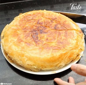 This Turkish pastry looks so yummy 😋 Credit: Milliyiyici (bit.ly/2Ecpd62) | Taste Life
