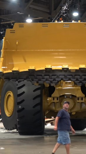 240 tonne Cat 994K wheel loader on the move with a few people for scale. #excavator #machinery #earthmovinvg #bulldozer #excavatoroperator #heavyequipment #earthmover #awesomeea~-001 #oversizeload | Koollas