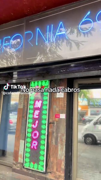 Día 20: Intentando entrar a un café con piernas