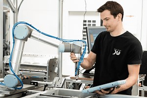 Cobots feed a CNC mill increase quality of parts.
