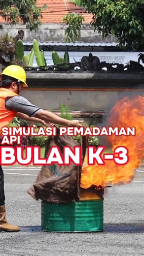 Simulasi Pemadaman Api dalam Peringatan Bulan K-3