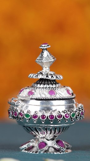 ► Call/ WhatsApp/ Video Call:📲 91-8499011111 Product Code:JSPKK 1199 - This elegant silver kumkum box, also known as a Barina, is meticulously crafted from 92.5% pure silver and boasts intricate stone work that adds a touch of glamour to its antique finish. A beautiful and functional piece for storing vermillion or kumkum, it is a perfect blend of tradition and luxury, ideal for special occasions and rituals. ► DM for more details ► Free shipping All Over India Follow Our Instagram ► (Silver Ar