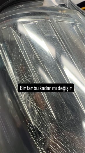 Araba farlarına kloroform uygulanması önerilmez ve tehlikeli olabilir. Kloroform, güçlü bir kimyasal çözücüdür ve özellikle plastik, akrilik ve polikarbon gibi malzemelere zarar verebilir. Araba farları genellikle bu tür malzemelerden yapıldığı için, kloroform far yüzeylerini matlaştırabilir, çatlatabilir veya ciddi şekilde hasar verebilir. Ek olarak, kloroformun insan sağlığına da olumsuz etkileri vardır. Solunduğunda, ciltle temas ettiğinde veya yutulduğunda toksik olabilir. Bu nedenle, klorof