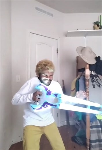 2.3M views · 59K reactions | This Guy Can Actually Hold an Energy Sword Correctly 勞 #halo | Halo News | Facebook