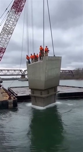 A Routine Lift Turns Chaotic — Pier Plunges Instantly