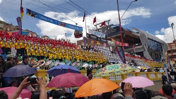 2.7K views · 37 reactions | Vive el Carnaval de Oruro a través de las pantallas de Bolivisión! Los conjuntos musicales se apoderan de Oruro en el festival de bandas, adjuntando a más de 80 agrupaciones donde la música se apropia de todos nuestros sentidos  No te pierdas la transmisión este sábado 10 de febrero  #RedBolivision #carnavalxbolivision #carnavaldeoruro2024 #festivaldebandas | Red Bolivisión | Facebook