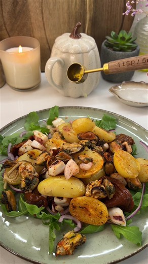 Warm Seafood Mix & Crispy Potato Salad in the Air Fryer Ingredients: • Canned boiled potatoes — 1 jar • Frozen seafood mix — 300–400 g • Red onion — 1 small onion • Sun-dried tomatoes — to taste • Olive oil — for dressing • Lemon — a few wedges Seasonings: • Garlic powder • Black pepper • Mixed pepper blend • Oregano • Smoked paprika Cooking Time: • Potatoes — 8 minutes at 185°C (365°F) • Potatoes and seafood mix together — 6 more minutes at 185°C (365°F)