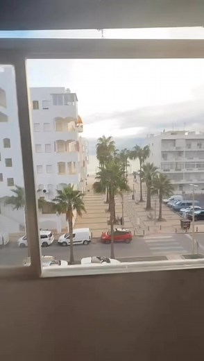 Apartamento T0 1 com vista mar – Quarteira a venda. Excelente oportunidade em Quarteira, na segunda linha da praia, a poucos passos do mar. Este apartamento T0 1, situado no 3.º andar, oferece uma vista deslumbrante sobre o mar e uma excelente exposição solar. É composto por uma casa de banho completa, um quarto com roupeiro embutido, e uma cozinha em open space com a sala, criando um ambiente moderno e acolhedor. Dispõe ainda de uma ampla varanda com vista mar, perfeita para relaxamento. Pela s