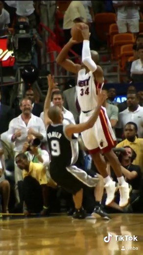 #ThrowbackThursday to Ray Allen’s iconic corner triple 💥🏀😤 #NBA #Highlight