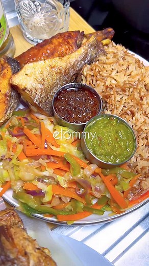 👨🏽‍🍳💥REPAS COMPLET💥 . Apres le niveau débutant, voici un plat complet pour les pro de cuisine. Un repas complet qui fait évidemment bien saliver ! 😅 . Ingrédients : - Chou 🥬, carottes 🥕, oignon 🧅, poivron 🫑 - Riz 🍚, vermicelles - Ailes de dindes 🦃, poisson daurade 🐟 - Pour l’assaisonnement des ailes : ail oignon gingembre et anis mixé sel, bouillon - Pour le poisson : bouillon veggie, sel, poivre . 🌾 🍚 Torréfier séparément le riz et les vermicelles dans de l’huile (pas à sec ! Sin