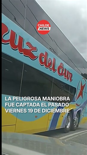 Chiloe News on Instagram: "🔴 DENUNCIA CIUDADANA | Captan imprudente maniobra de bus interprovincial en prohibida cuesta de Castro Un registro audiovisual, que se ha viralizado rápidamente en las últimas horas, ha generado preocupación e indignación en la comunidad de Castro. El video capta el momento exacto en que un bus de dos pisos, perteneciente a la empresa Cruz del Sur, realiza una arriesgada maniobra al ascender por la calle Portales. 📍 El contexto del peligro Cabe recordar que dicha art