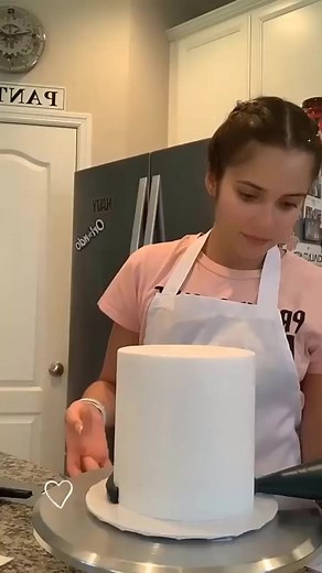 Graduation cake! 👩🏼‍🎓 #birthdaycake #cakedecorating #cakedesign #cakeideas | Artist Cake Ideas