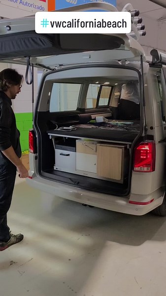 Módulo para volkswagen California Beach, sobre plataforma con guias, arcones de alamcen, cocina, nevera de arcón con compresor, fregadero, etc Módulos personalizados al 100%#freedomonwheels #vantrip #vanlifetravel #furgonetacamper #campervan #vanlifestyle #volkswagen #volkswagencaliforniabeach