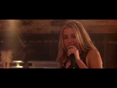Violet Sings and Dances on the Bar. Coyote Ugly (2000)