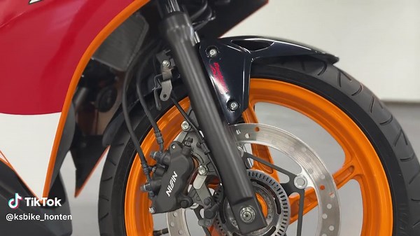 ケーズバイク本店にCBR250Rタイmodelが入荷致しました！ 2017年式1,670km 諸費用込み31.99万円 東南アジアなど世界市場に向けたグローバルモデルであり、生産もホンダのタイ工場で行われたモデル！世界中で、より幅広いニーズに合致させようとした、汎用性の高いモデル！コンバインドABS（前後連動式のアンチロックブレーキシステム）を備えたモデル！サイドスタンド安全装置無し！自賠責はR6.3/18までついてこの価格ですので満足して頂けると思います！！ 大阪府豊中市神州町2-70 通販OK！！車両の詳しい動画はYoutubeで検索！ （https://youtu.be/aXYkoIK_hoU） #ケーズバイク#中古販売#中古車#グーバイク#通販 #バイク好き#バイク#モーターサイクル#motorcycle #バイク売ります#カスタム#単車 #HONDA#KAWASAKI#SUZUKI#YAMAHA#ホンダ#カワサキ#スズキ#ヤマハ #Harley-Daividson#ハーレーダビッドソン#BMW#DUCATI #KSBIKE#カスタムバイク#バイク好きと繋がりたい #バイク乗り