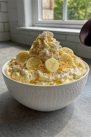 Banana Pudding Fluff 🍨 This Banana Pudding Fluff from deesviral is sweet, creamy, and downright irresistible! With fluffy pudding, whipped topping, fresh bananas, and crushed cookies, it’s the no-bake dessert everyone loves. 😍✨ Ingredients: 1 (3.4 oz) box instant vanilla pudding mix 1 1/2 cups cold milk 1 cup whipped topping (plus extra for garnish) 3–4 ripe bananas, sliced 1 cup crushed vanilla wafers or graham crackers Instructions: Mix pudding: In a bowl, whisk pudding mix with cold milk un