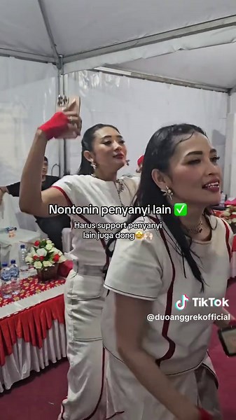 Ada aja hal random kalo lagi di backstage 😆 #duoanggrek