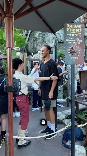 Ce gamin a réussi à contourner la restriction de taille à Disneyland !