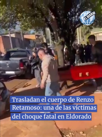 Así trasladan el cuerpo de Renzo Retamoso: uno de los adolescentes fallecidos tras el choque fatal del domingo en Eldorado. Una caravana en Puerto Piray despidió a Renzo Retamoso, una de las víctimas del siniestro vial ocurrido el fin de semana en Eldorado. El cuerpo del joven fue trasladado este martes por el servicio fúnefre de la CEM, sobre la avenida Mitre de la localidad de Puerto Piray. Cientos de personas se acercaron y acompañaron a la familia Retamoso en este difícil momento, e hicieron