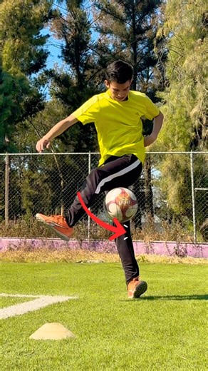 Learn this incredible move by Ronaldinho 🤙 #football #soccer #tutorial #football