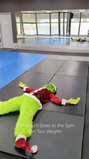 And now the Grinch is TIRED 😂🎄 Part 2 of 2, Grinch goes to the gym! #strengthtraining #workout