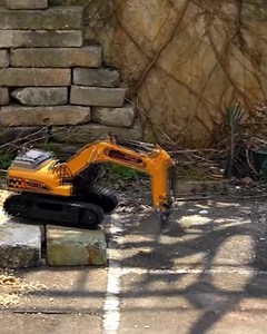 34K views · 40 reactions | ️ Control realist și precis!  Design robust pentru toate tipurile de terenuri.  Cadou perfect pentru copii și adulți. Cumpărați-l aici  https://vigoexpress.ro/produs/excavator-cu-telecomanda-rcdigger/?psh=14i99&pco=4i99&sp=7781i997 | Vigoexpress | Facebook