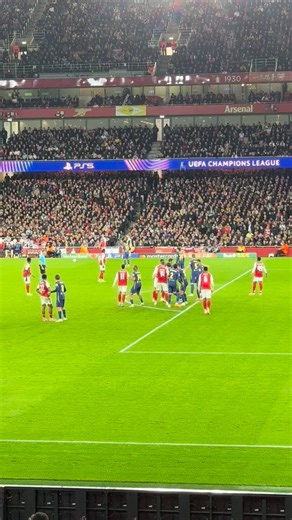 Arsenal set piece again. We know what’s coming. ⚽🔥🔴⚪️ #arsenal 4 - 0 #atletico #championsleague 2025-26 セットプレーは芸術！🔴⚪️ ・ ・ ・ ・ ・ #arsenalfc #afc #coyg #coyg🔴⚪ #gooner #gooners #arsenalnista #goal #アーセナル #アーセナルにすた #スタジアム観戦 #チャンピオンズリーグ #setpiece #セットプレイ | Takaharu Kyoju Osako