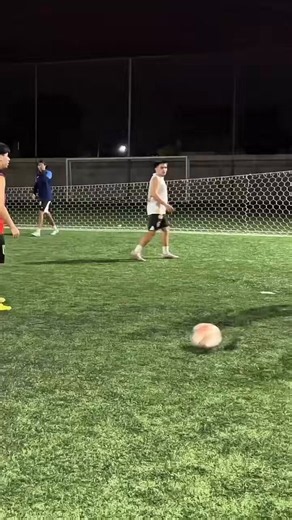 “VENÍ”Este jugador amateur repitió la frase “vení” 25 veces en un mismo partido. Ante cualquier mínimo roce, cobraba falta.¿LO BANCAN? ⚽️