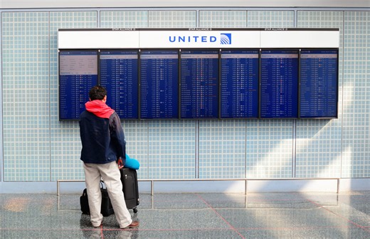 United and American Airlines alert customers of upcoming delays and cancellations at major US hub