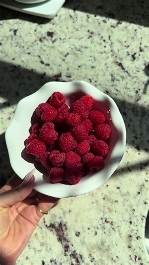 homemade raspberry syrup (blood sugar friendly) one carton organic raspberries 1/3 cup allulose 3 tbsp water add all to a small saucepan and bring to a boil. simmer on low for 10 minutes. strain into glass container, leaving pulp and seeds. 🌟 bonus: Keep the pulp and add 1tsp of lemon juice and now you have raspberry jam, too! 🫶🏽 #raspberrysyrup #homemadesyrup #homemadeicedcoffee #icedcoffeerecipe #icedcoffe