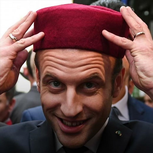 Emmanuel Macron porte le chéchia en Tunisie