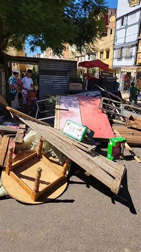 مباشرة من مكناس : قائدة برج مولاي عمر و رجال الأمن الوطني دايرين خدمة نقية و فرغوا الشارع من محتلي الملك العمومي | Chouf TV Live