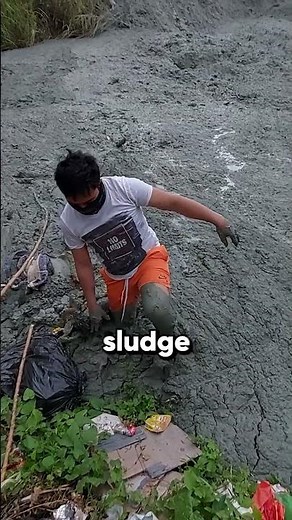 Man jumps into mud to save sinking puppy 🐶🛟❤️