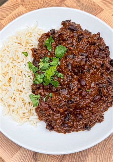 LEGUMES FROM AROUND THE WORLD 🫘 Every country and culture in the world has their own way of eating Legumes, so welcome to my new series, Legumes from around the world. This is part 4 and today we’re taking a trip to Kenya to make some Njahi, which are Kenyan black beans simmered in an aromatic sauce. Full recipe below. 1 cup dried black beans (soaked overnight) 4 bay leaves 2 tbsp ghee 1 red onion finely diced 1 tsp ground turmeric 1/2 tsp curry powder 1 tsp ground cumin 1/2 tsp ground coriande