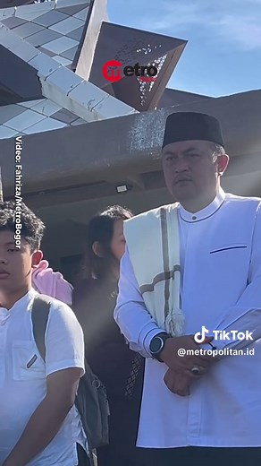 Penyembelihan hewan kurban di Masjid Raya Nurul Wathon menjadi momen perdana pelaksanaan Iduladha 1447 Hijriah di Kabupaten Bogor, Rabu (27/5/2026). Momen tersebut ditandai dengan penyembelihan sapi kurban bantuan Presiden RI Prabowo Subianto yang memiliki bobot hampir 1,2 ton. Sapi kurban tersebut diserahkan Pemerintah Kabupaten Bogor kepada Dewan Kemakmuran Masjid (DKM) usai pelaksanaan Salat Iduladha. Bupati Bogor Rudy Susmanto menyampaikan rasa syukur dan terima kasih atas bantuan hewan kurb