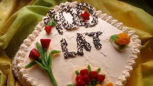 Przepis - Tort urodzinowy przepis - Gotujmy.pl