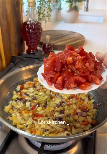 Fërgesë me speca,domate dhe djathe 👌 Perbersit! 2 Qepe 🧅 1 spec i kuq 🌶️ 1 patellxhan🍆 4 kokrra domate🍅 150 gr djathe te bardhe 2 thelpinj hudhra (sasia sipas preferencës) Vaj Ulliri Kripë i fresket Veze 🥚 - - - - - - - - - - - - - - - - - - - - - - - - - - Pepper, tomato and cheese salad 👌 Ingredients! 2 Onions 🧅 1 red pepper 🌶️ 1 eggplant🍆 4 tomatoes🍅 150 gr white cheese 2 garlic cloves (amount according to preference) Olive oil Fresh salt Eggs 🥚 @loriskitchen__ #balkan #traditiona