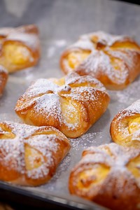 Farkasinszki Ildikó süticoach, a Mindmegette maestrója a Sütisuliban a klasszikus kelt túrós batyu receptjét mutatja meg nektek. | Mindmegette.hu