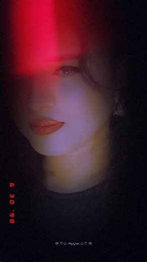 ✨ ᴄ ʜ ᴀ ɴ ᴅ ࿐ on Instagram: "#日本利用压电瓷砖将脚步转化为电能。这些瓷砖捕捉来自你脚步的动能。当你行走时,你的重量和动作会对瓷砖产生压力。瓷砖会轻微弯曲,从而产生机械应力。瓷砖内部的压电材料将这种应力转化为电能。每一步都会产生少量电荷,而数百万步结合在一起就能产生足够的电力来驱动 LED灯、数字显示屏和传感器。在像涩谷车站这样繁忙的地方,每天大约有240 万个脚步为这一系统作出贡献。这些#电能可以被储存或立即使用,从而减少对传统电力来源的依赖,并支持可持续的城市基础设施。这种方法将日常运动转化为实用的可再生能源#日本 #知识 #事实 你知道吗推荐科技 创新 历史 技术 实验 热门"