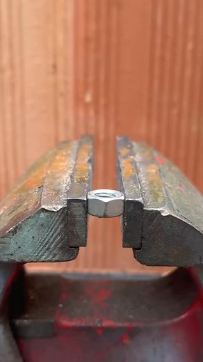 6.7M views · 40K reactions | Como prender cabo de aço #diy #tools #ferramentas #eletrica #tips | Eletricista Raiz | Facebook